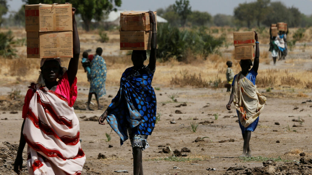 Mujeres llevan cajas de alimentos nutricionales entregados por el Programa Mundial de Alimentos de la ONU, en la aldea de Rubkuai, Sudán del Sur.Siegfried Modola / Reuters