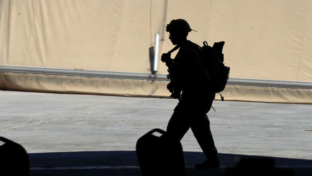 Un soldado estadounidense en la base militar de Taji al norte de Bagdad, Irak, 13 de agosto de 2020.Thaier Al-Sudani / Reuters