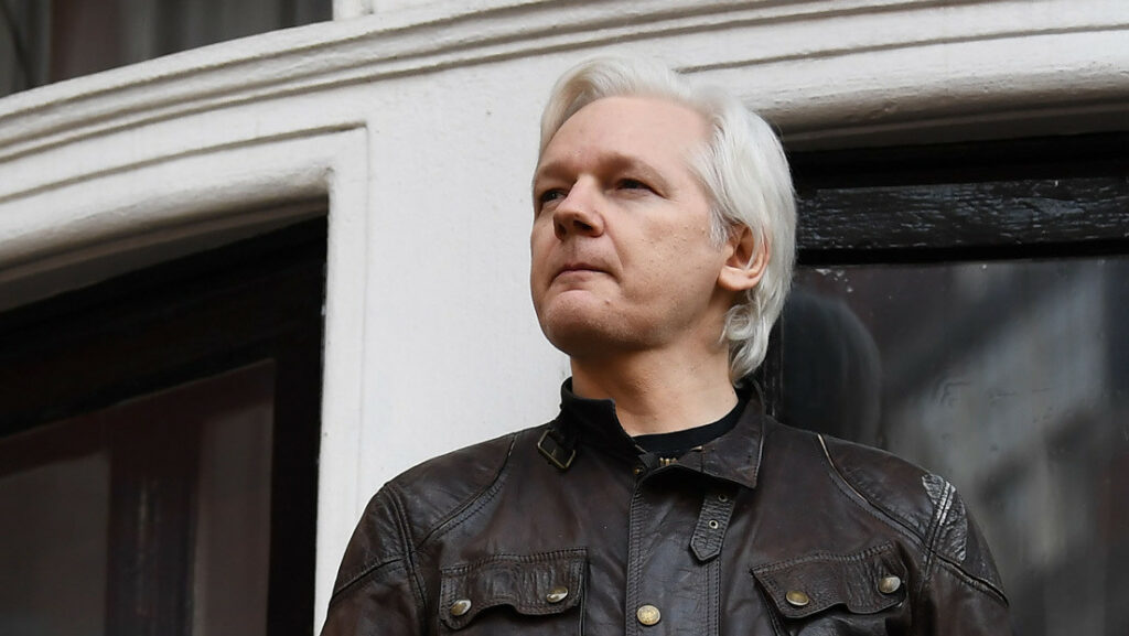 El fundador de Wikileaks, Julian Assange, en el balcón de la Embajada de Ecuador en Londres, el 19 de mayo de 2017Justin Tallis / AFP