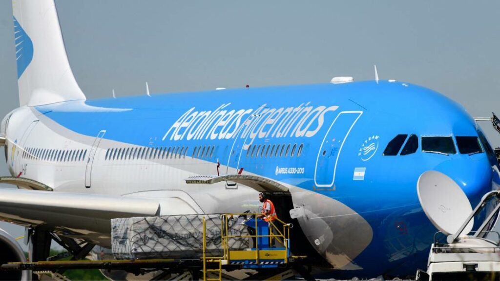 Descarga del primer contenedor con la vacuna Sputnik V en el aeropuerto de Buenos Aires, Argentina, 24 de diciembre de 2020Foto: Gustavo Garello / AP