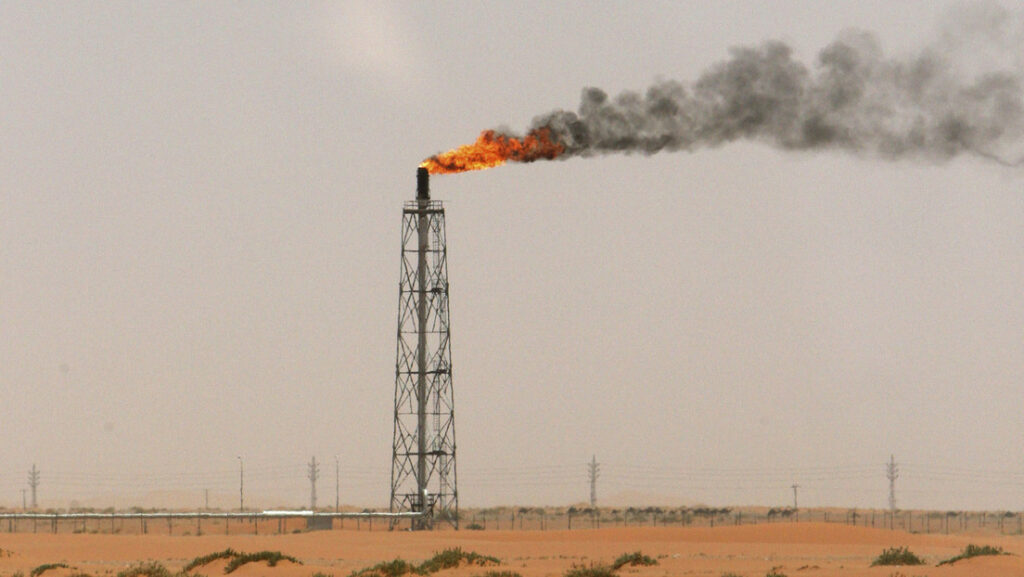 Una llama de gas en el desierto cerca del campo petrolífero de Khurais, a unos 160 km de Riad, Arabia Saudita, el 23 de junio de 2008.Ali Jarekji / Reuters