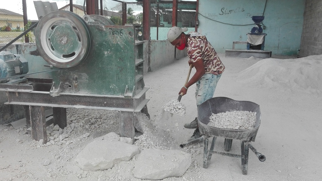 En la Base de caminos de la Unidad Empresarial de Transporte y Mecanización (Transmec) Granma, también se labora en la fabricación de materias de la contrucción // Foto Marlene Herrera