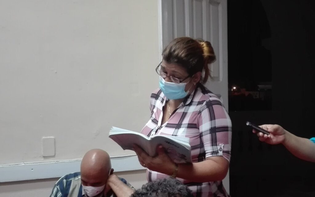 La doctora Graciela Román Santisteban, directora del Centro municipal de Higiene y Epidemiología, informa sobre los nuevos casos positivos a la COVID19 en el municipio // Foto Marlene Herrera