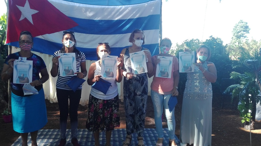 Reconocimiento a la labor de los educadores de la enseñanza primaria // Foto Marlene Herrera