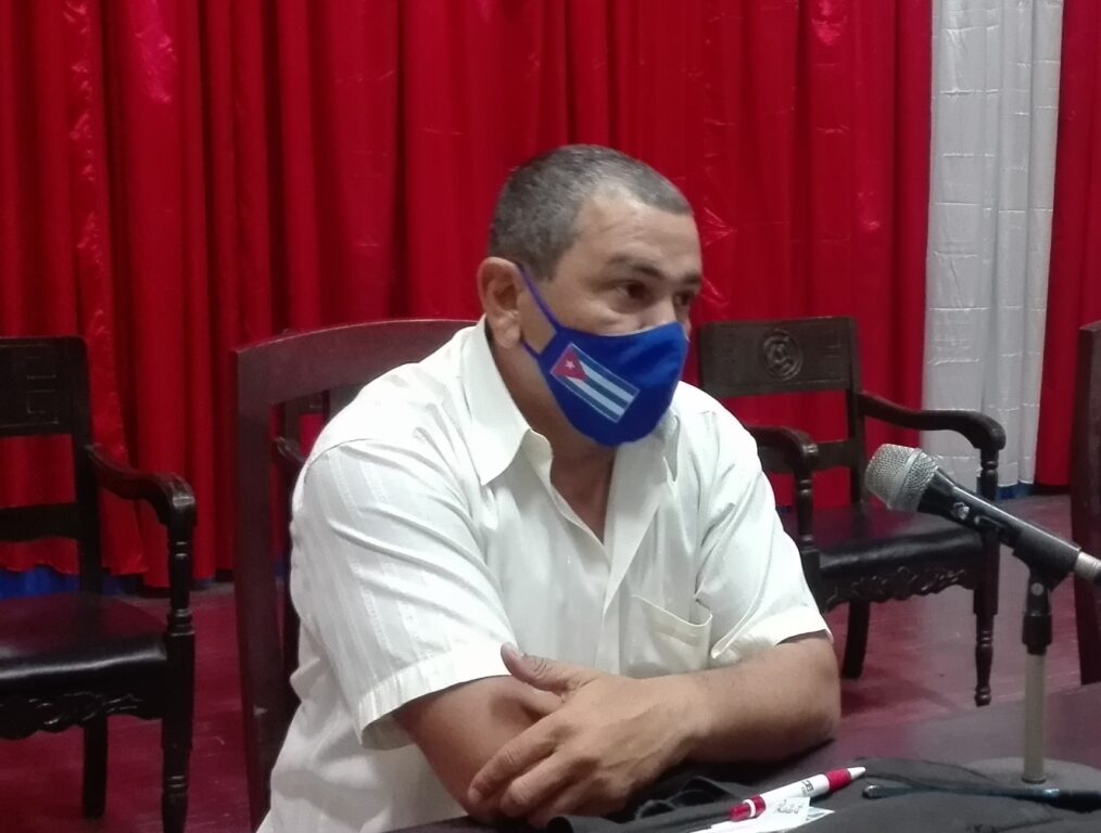Presidente del Gobierno en Manzanillo, José Enrique Remón Domínguez, insiste en dar una adecuada atención a las familias en aislamiento a causa de la COVID19 // Foto Marlene Herrera
