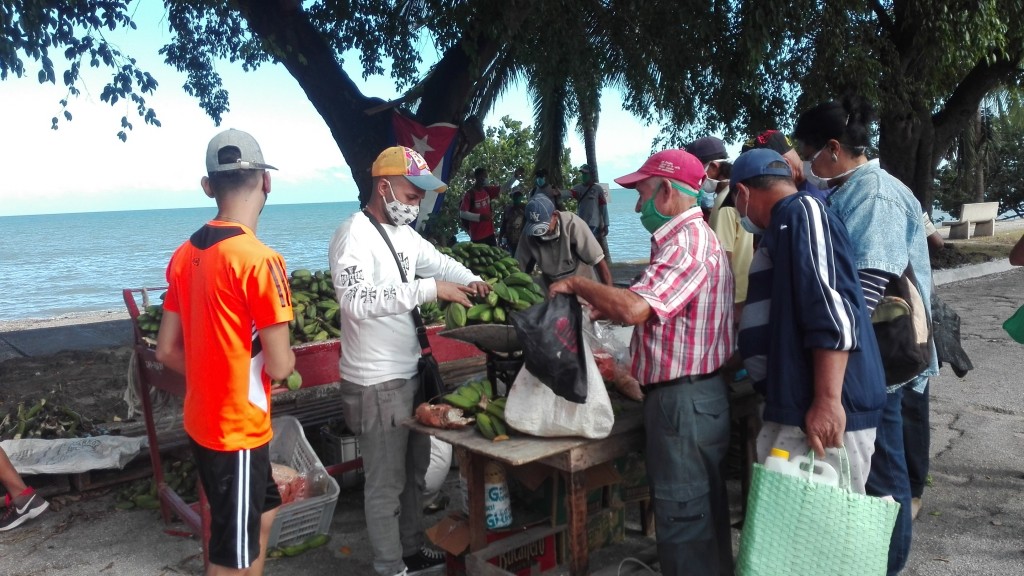 Viandas, carnes, productos del mar, entre otras ofertas a la venta para terminar el año en Manzanillo // Foto Marlene Herrera