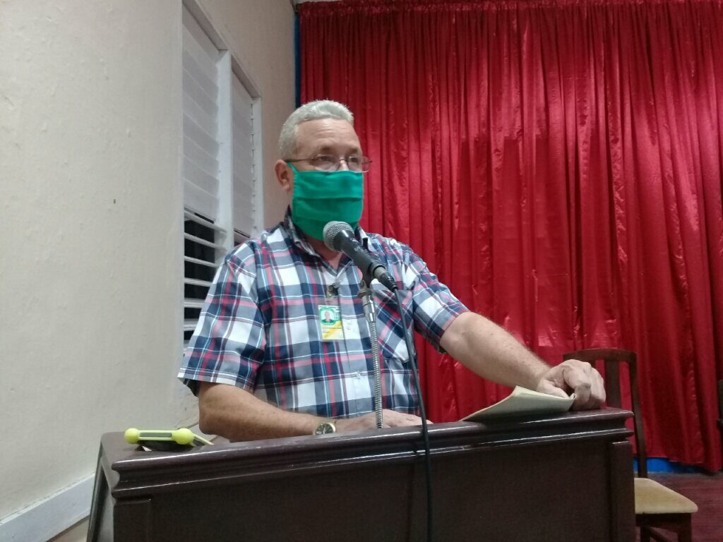 El doctor Carlos Manuel Rodríguez Chávez alertó sobre lo imprescindible de las medidas ante el incremento del número de visitantes procedentes del exterior // Foto Denia Fleitas Rosales