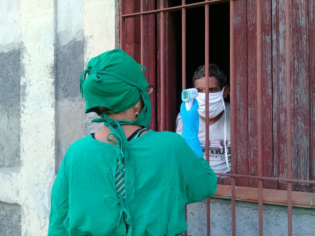 La toma de temperatura a los pacientes es esencial en la pesquisa para el control de focos de Covid-19 // Foto Denia Fleitas Rosales