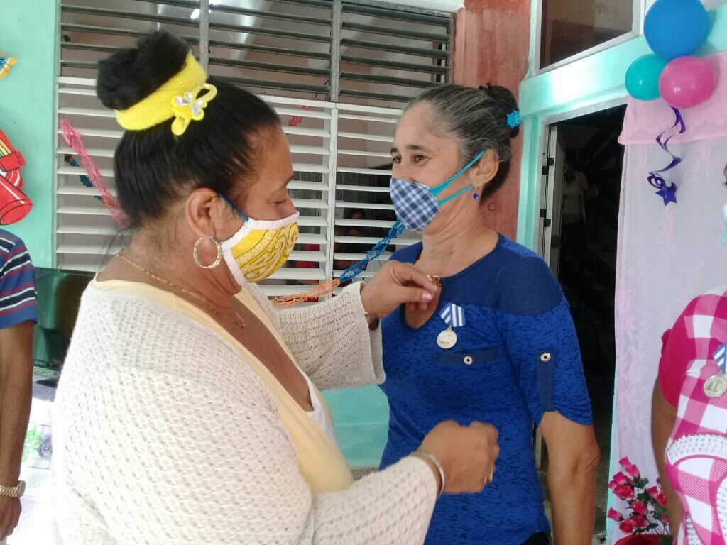 La Distinción por la Educación Cubana se concedió a una decena de profesionales de la enseñanza de la Primera Infancia// Foto Denia Fleitas Rosales