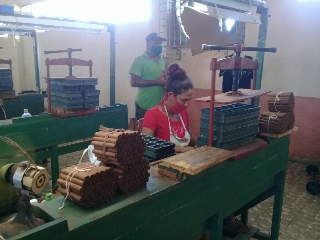 La fábrica de tabacos Agustín Martín Veloz de Manzanillo es una idea del Comandante en Jefe Fidel Castro Ruz // Foto Denia Fleitas Rosales