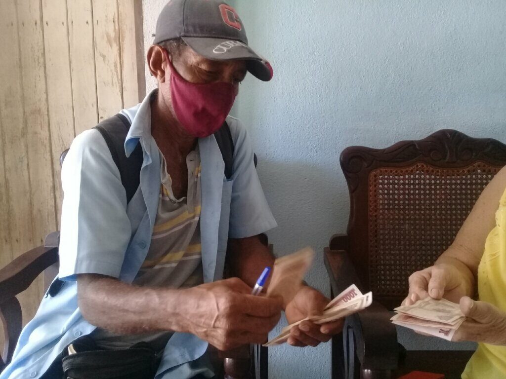 Correos de Cuba, junto al sistema bancario, es de las primeras organizaciones empresariales de servicio que marcan el inicio de la Tarea Ordenamiento// Foto Denia Fleitas Rosales