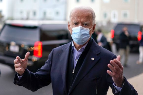 El exvicepresidente y candidato demócrata a la presidencia, Joe Biden, habla con los reporteros durante una parada de campaña en Wilmington, Delaware, el martes 3 de noviembre de 2020 (AP Photo / Carolyn Kaster).