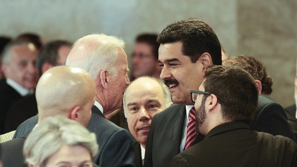 El presidente de Venezuela, Nicolás Maduro, y el entonces vicepresidente de EE.UU., Joe Biden, Brasilia, Brasil, el 1 de enero de 2015. Foto: Reuters.