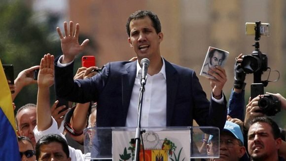 Momento en el que Juan Guaidó se autoproclama presidente interino de Venezuela. Foto: AP.