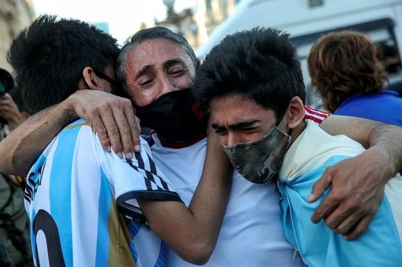La gente lamenta la muerte de la leyenda del fútbol Diego Armando Maradona, frente al palacio presidencial Casa Rosada en Buenos Aires, Argentina, el 26 de noviembre de 2020. Foto: Ricardo Moraes/Reuters