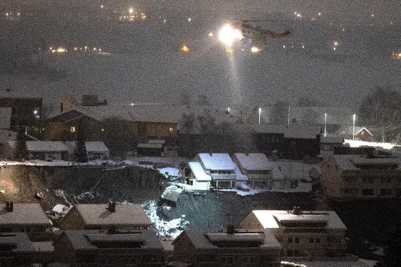 Un helicóptero de rescate sobrevuela el lugar del deslizamiento de tierra, el 31 de diciembre de 2020 en Ask, al norte de Oslo. Foto: Terje Bendiksby / AFP
