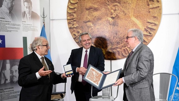 Alberto Fernández encabezó este mediodía el acto de inauguración de la Casa de los Premios Nobel Latinoamericanos. Foto: Página 12.