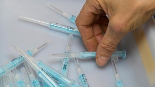 El jueves, la FDA debatirá en un tribunal científico los datos que respaldan la vacuna. | Foto: EFE
