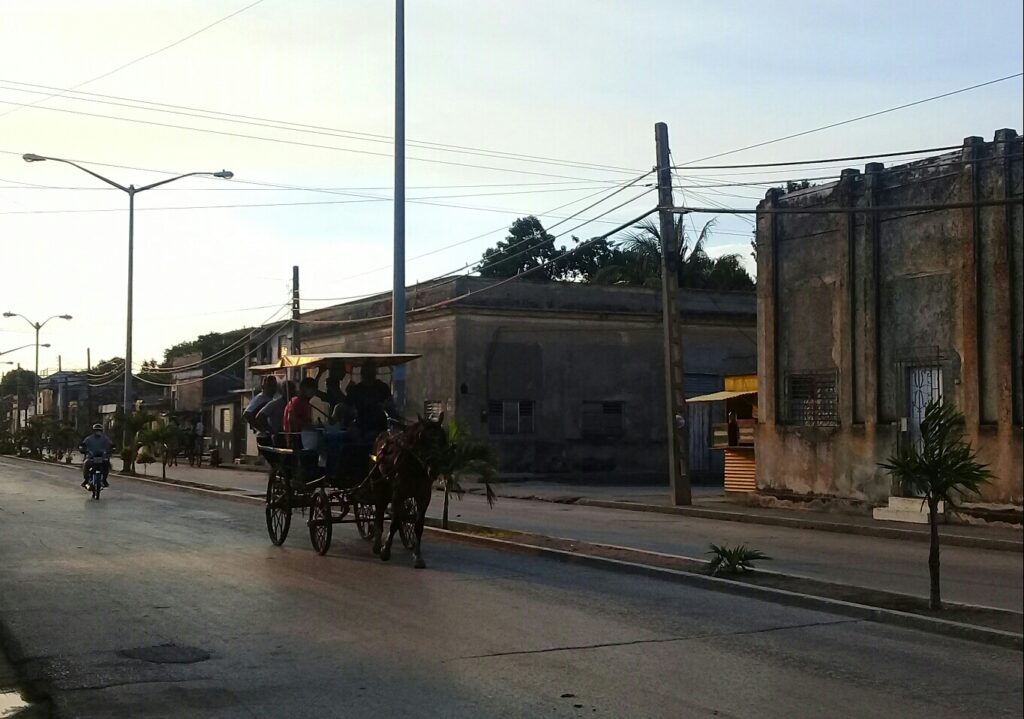 Los coches, medios de transportación en el área urbana de Manzanillo// Foto Denia Fleitas Rosales
