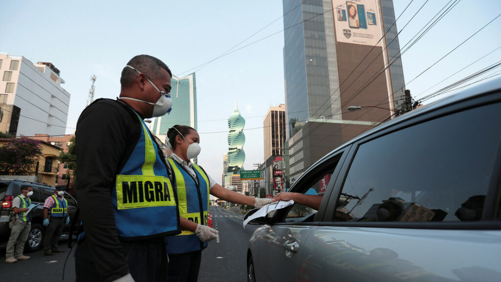 Policías revisan documentos a conductor en el toque de queda en Ciudad de Panamá, 31 de marzo de 2020Erick Marciscano / Reuters