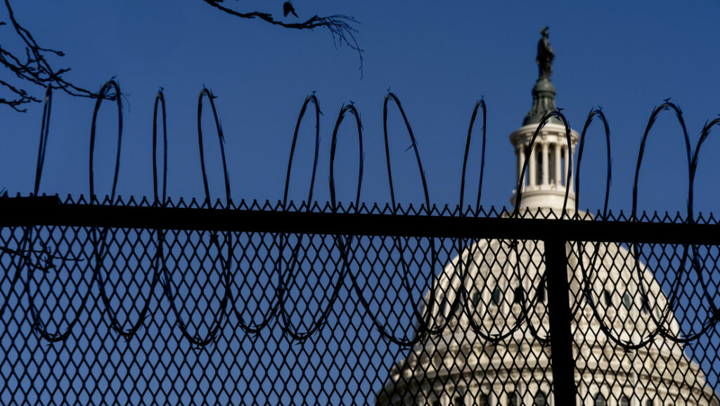 Alambre de púas instalado en la parte superior de la cerca alrededor del Capitolio de EE.UU. en Washington, el 14 de enero de 2021Andrew Harnik / AP