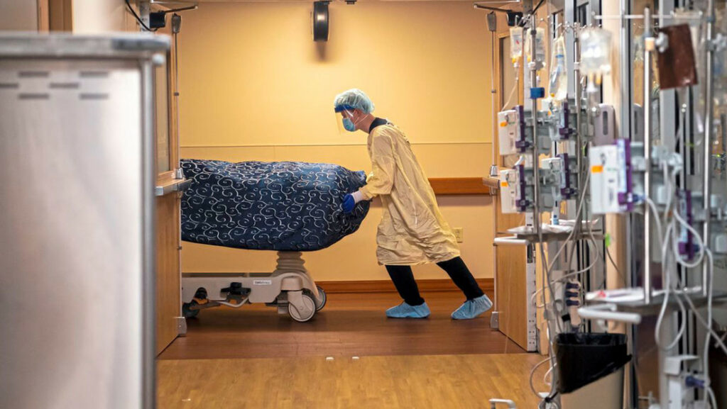 Un funcionario sanitario conduce hacia la morgue a un paciente que murió de covid-19 en el Hospital de Uniontown (Pensilvania, EE.UU.), el 16 de diciembre de 2020.Alexandra Wimley / Pittsburgh Post-Gazette / AP