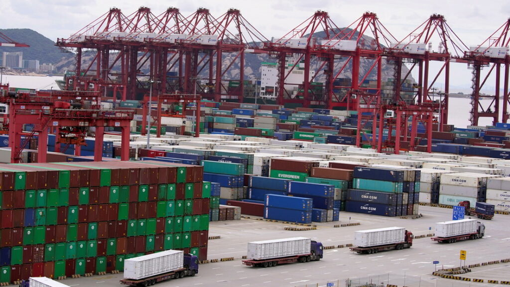 Contenedores y camiones en el puerto de Yangshan en Shanghái, China, 19 de octubre de 2020.Aly Song / Reuters