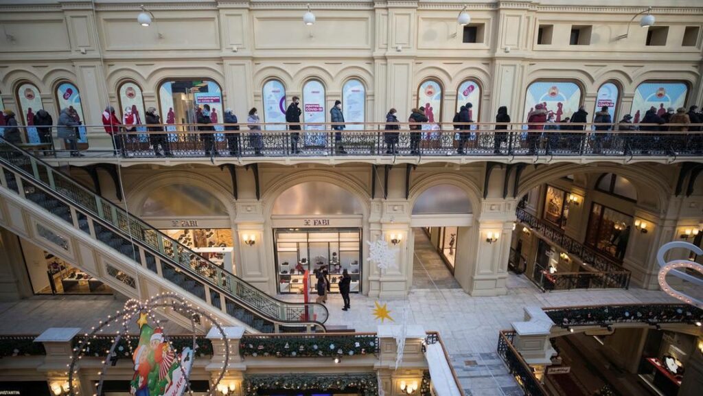 Personas en fila para ser vacunadas contra el coronavirus en el centro comercial GUM de Moscú. 18 de enero de 2021.Foto: Shamil Zhumatov / Reuters