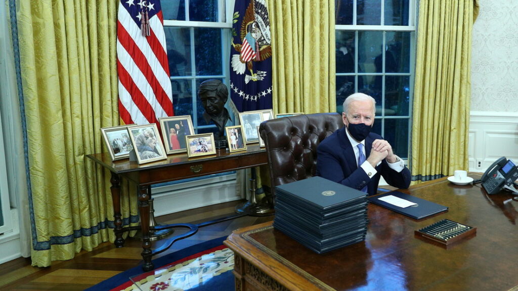 Joe Biden firma órdenes ejecutivas en la Oficina Oval de la Casa Blanca en Washington (EE.UU.), el 20 de enero de 2021.Tom Brenner / Reuters