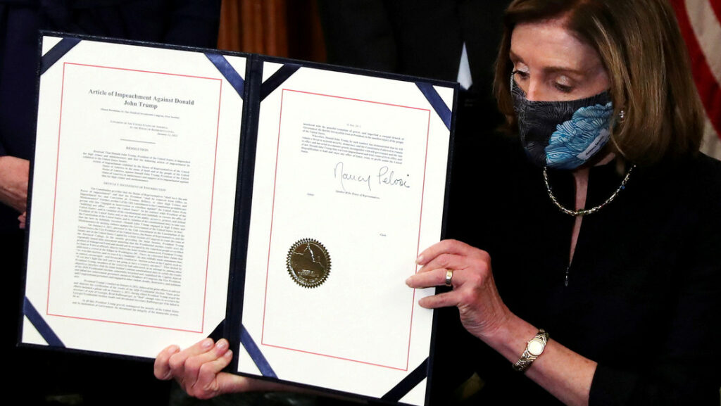 La presidenta de la Cámara de Representantes de EE.UU., Nancy Pelosi, muestra el artículo de juicio político contra el expresidente Donald Trump, en el Capitolio de EE.UU., en Washington, el 13 de enero de 2021.Leah Millis / Reuters