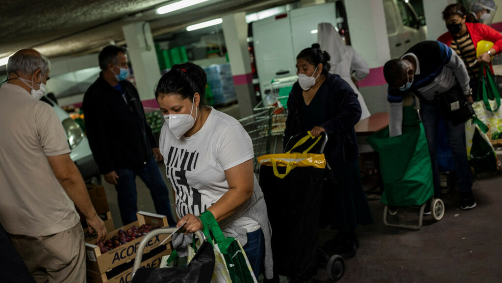 Personas reciben ayuda alimentaria de una congregación religiosa en Madrid (España), 8 de octubre, 2020Bernat Armangue / AP