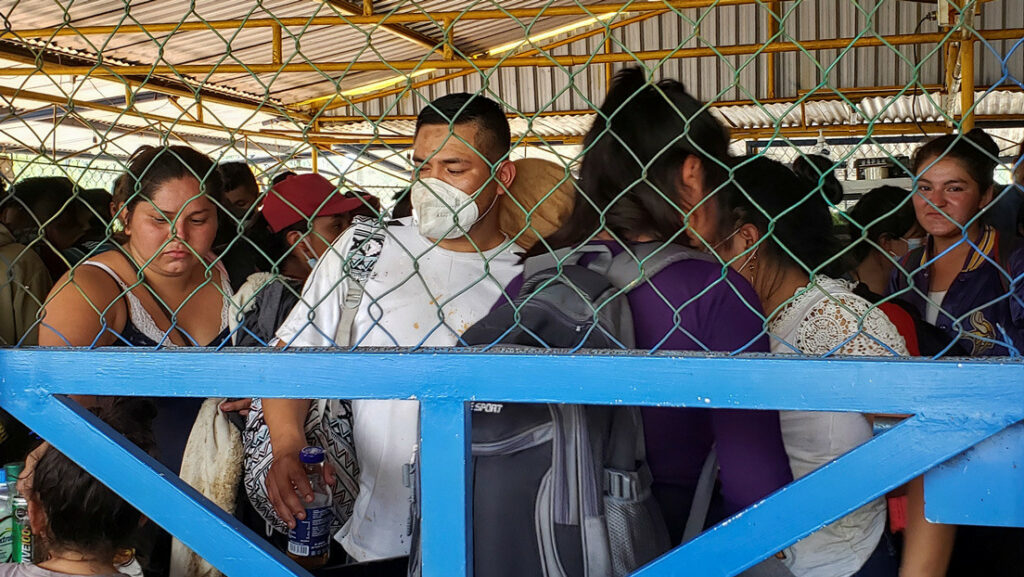 Migrantes centroamericanos reciben agua y comida en Veracruz, México, 21 de enero de 2021Tamara Corro / AFP