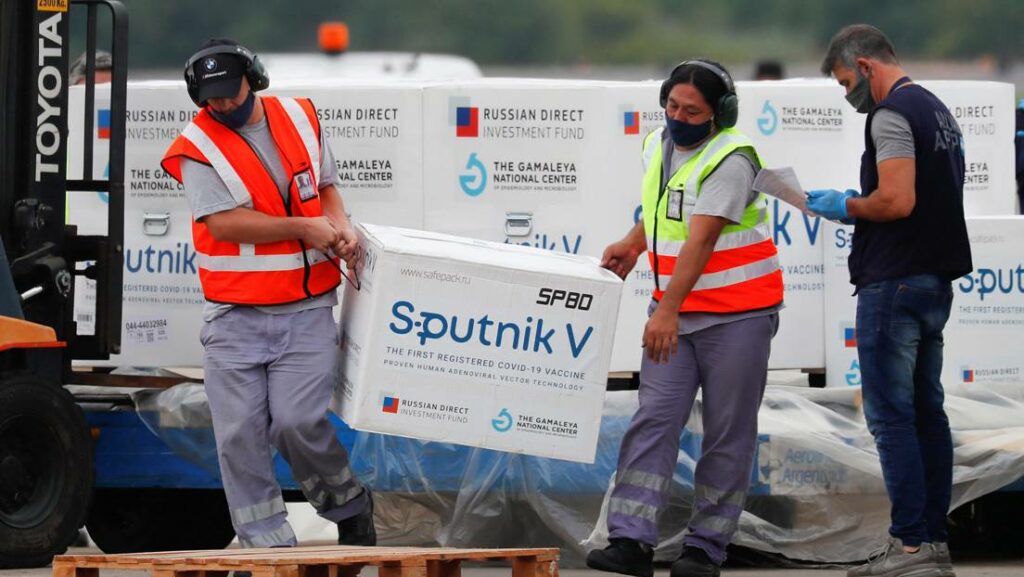Cargamento de dosis de la vacuna Sputnik V, luego de llegar al Aeropuerto Internacional de Ezeiza, en Buenos Aires (Argentina), el 28 de enero de 2021.Foto: Agustin Marcarian / Reuters