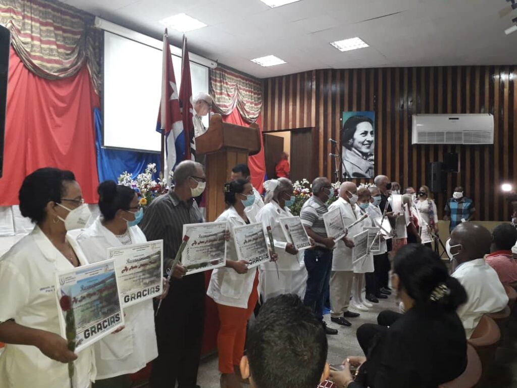 Fundadores del Hospital Clínico Quirúrgico Celia Sánchez Manduley de Manzanillo fueron distinguidos por el 40 aniversario de la institución médica // Foto Denia Fleitas Rosales