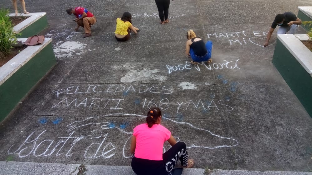 Los universitarios del campus Blas Roca Calderío rindieron tributo a Martí //Foto cortesía de Lixandro del Toro Navea