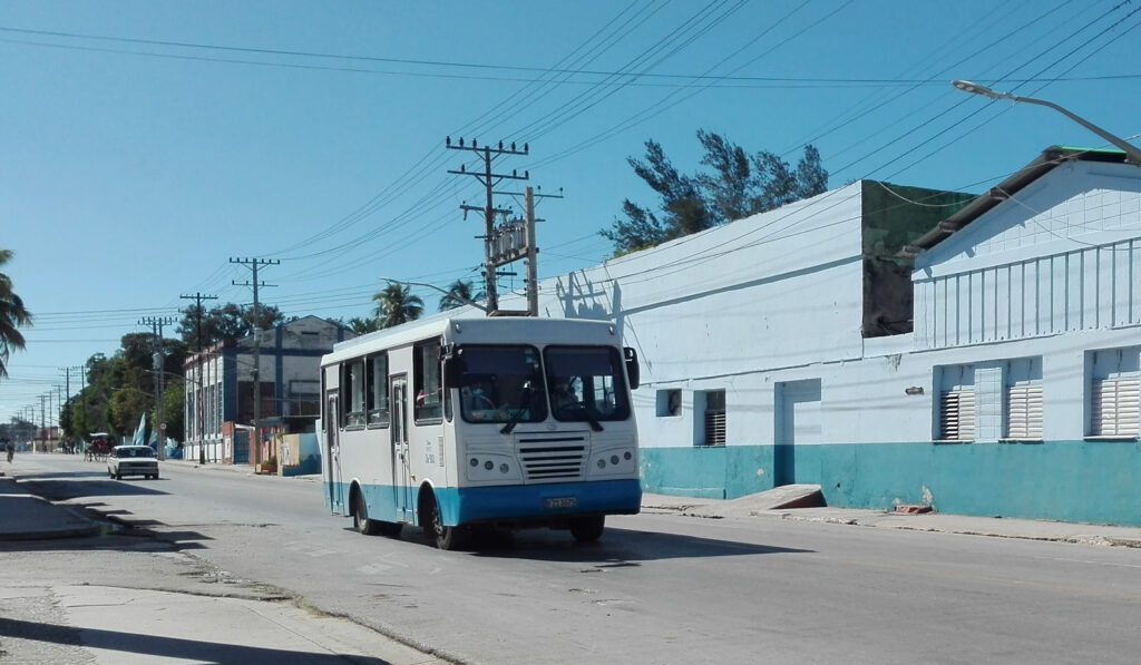 El transporte en ómnibus urbano tiene el valor de un peso // Foto Marlene Herrera