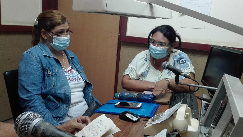 La doctora Graciela Román Santisteban, directora del Centro municipal de Higiene y Epidemiología, explica a la población la situación epidemiológica del municipio // Foto Marlene Herrera