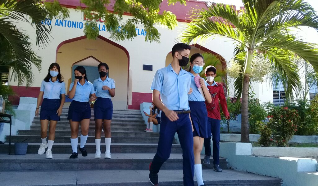 Los jóvenes manzanilleros defienden a la Revolución cubana  //Foto Eliexer Pelaez Pacheco 