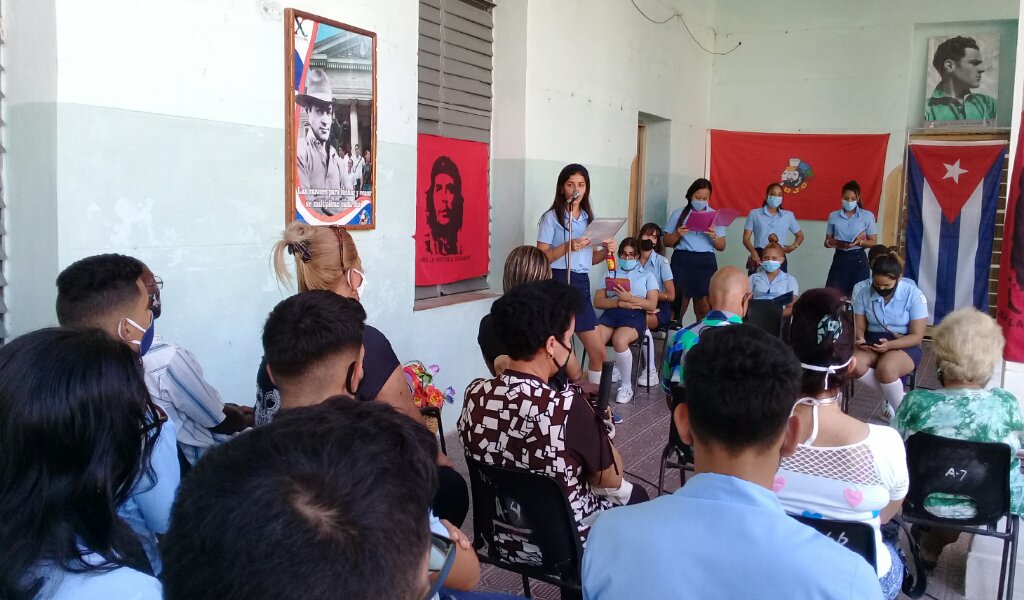 Los jóvenes manzanilleros recordaron el aniversario 82 del asesinato del líder estudiantil Julio Antonio Mella //Foto Eliexer Pelaez Pacheco