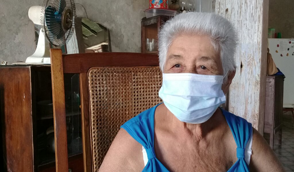 Josefa Profet González es una manzanillera  de 84 años que se siente agradecida por la protección del gobierno cubano a las personas de la tercera edad //Foto Eliexer Pelaez Pacheco 