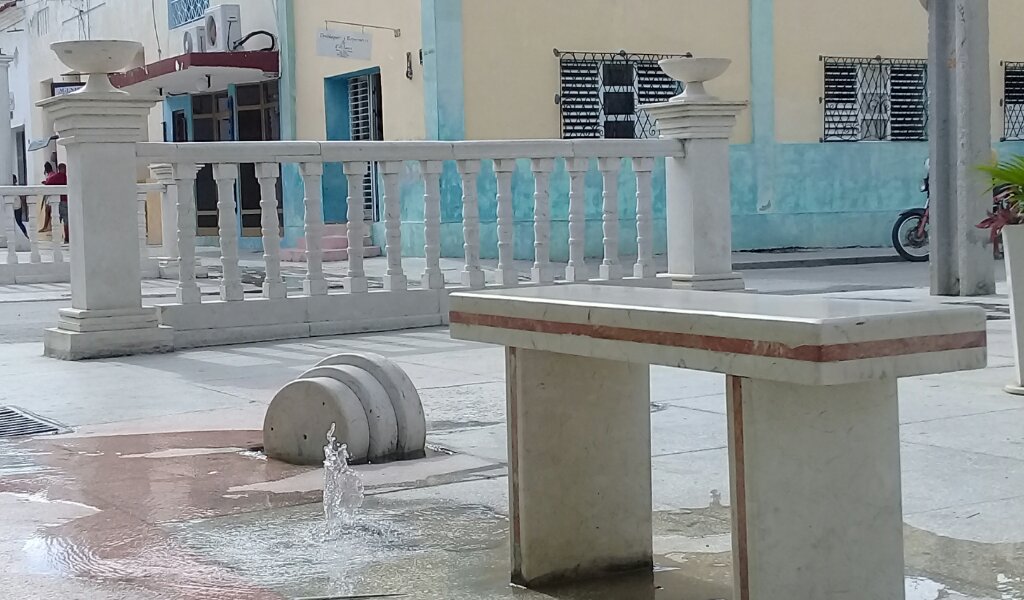 En el paseo manzanillero se observan salideros //Foto Eliexer Pelaez Pacheco