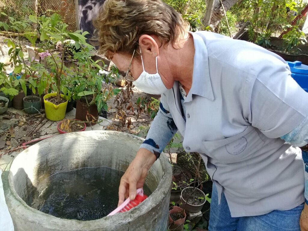 La inspección a las viviendas y depósitos de agua es prioridad en la lucha antivectorial en Manzanillo// Foto Denia Fleitas Rosales