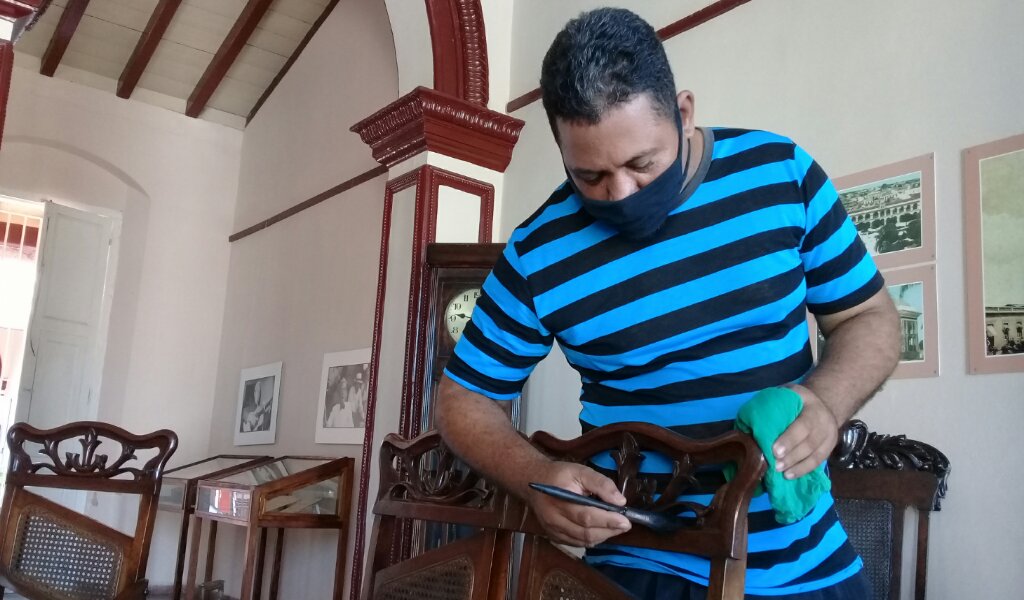 Rolando es el único conservador que existe en Manzanillo //Foto Eliexer Pelaez Pacheco
