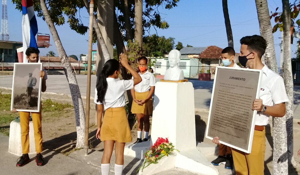 Los estudiantes de la ESBU Manuel Fajardo Rivero rindió tributo al Héroe Nacional de Cuba  //Foto Eliexer Pelaez Pacheco