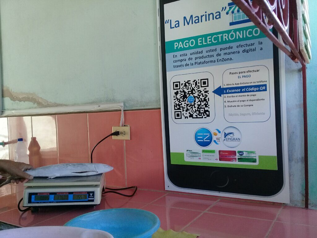 Las unidades de la Empresa Pesquera Industrial de Granma son primeras en la implementación del pago electrónico en Manzanillo // Foto Denia Fleitas Rosales 