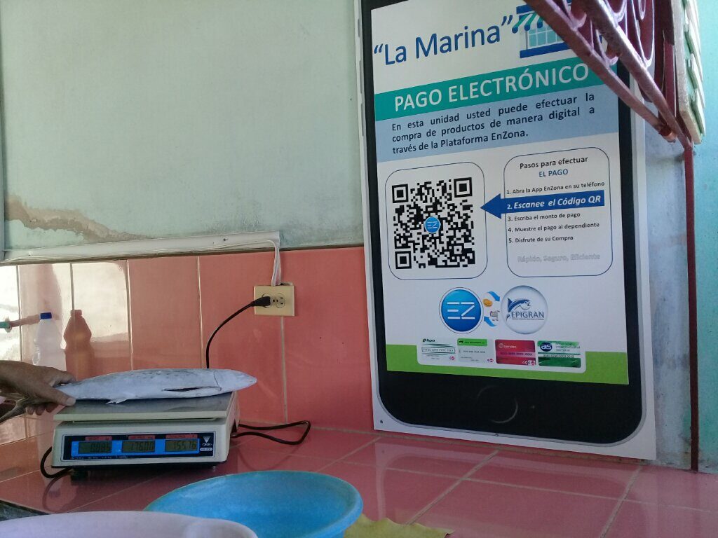 Las unidades de la Empresa Pesquera Industrial de Granma son primeras en la implementación del pago electrónico en Manzanillo // Foto Denia Fleitas Rosales