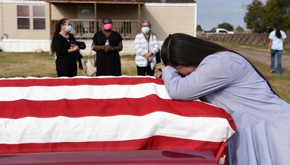 Estados Unidos sigue siendo el país que más muertes por COVID-19 reporta a diario. Imagen: Callaghan O’Hare / Reuters.