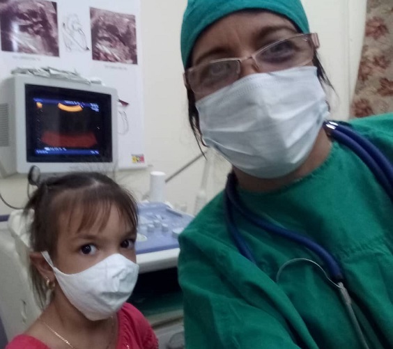 La doctora Lisset Ley Vega, junto a una de las menores recuperadas de la COVID-19 y participante en el estudio. Foto: Cortesía de la entrevistada.