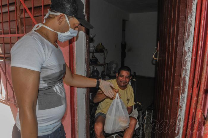 El SAF surgió a finales de los años noventa, para suministrar alimentos previamente elaborados a discapacitados, casos sociales, jubilados con bajos ingresos, adultos mayores que viven solos, embarazadas de alto riesgo y otros grupos vulnerables. Foto: Dunia Álvarez Palacios