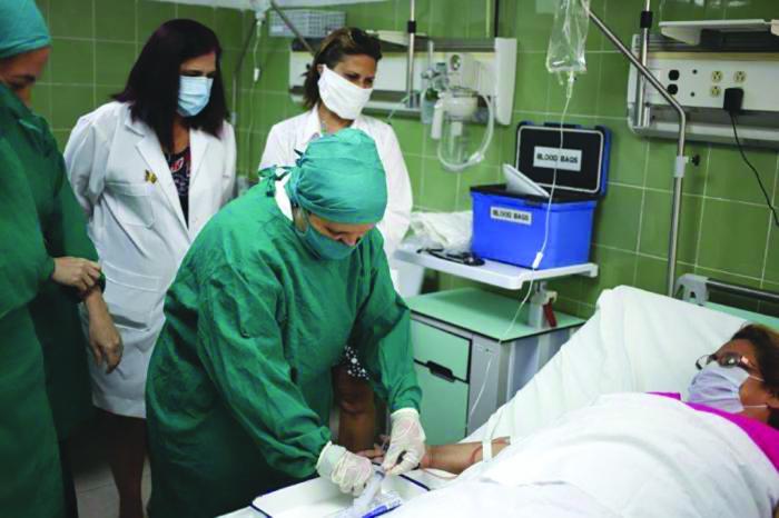 En Cuba, la atención a los pacientes pasa por el cuidado de los profesionales de la Salud, cumpliendo con las medidas de bioseguridad. Foto: Razones de Cuba